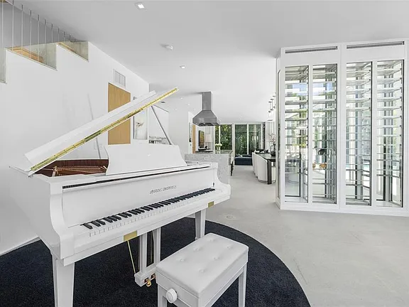 $2,147,483,647 4433 N Bay Rd, Miami Beach, FL 33140