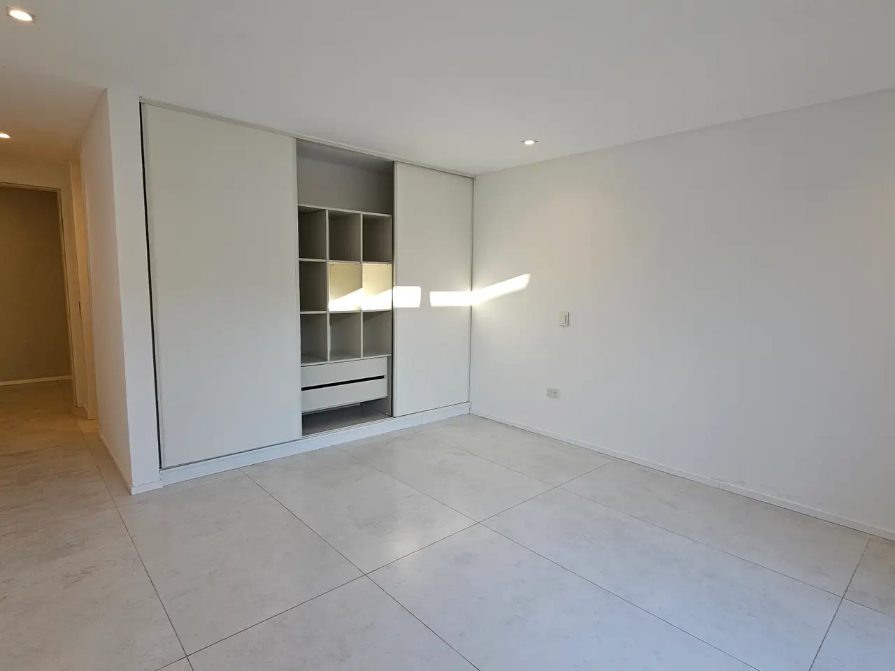 $1,590,000.00 Luxury 5-Bedroom Beachside Living for sell