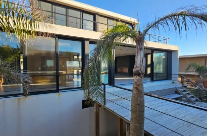 $1,590,000.00 Luxury 5-Bedroom Beachside Living for sell