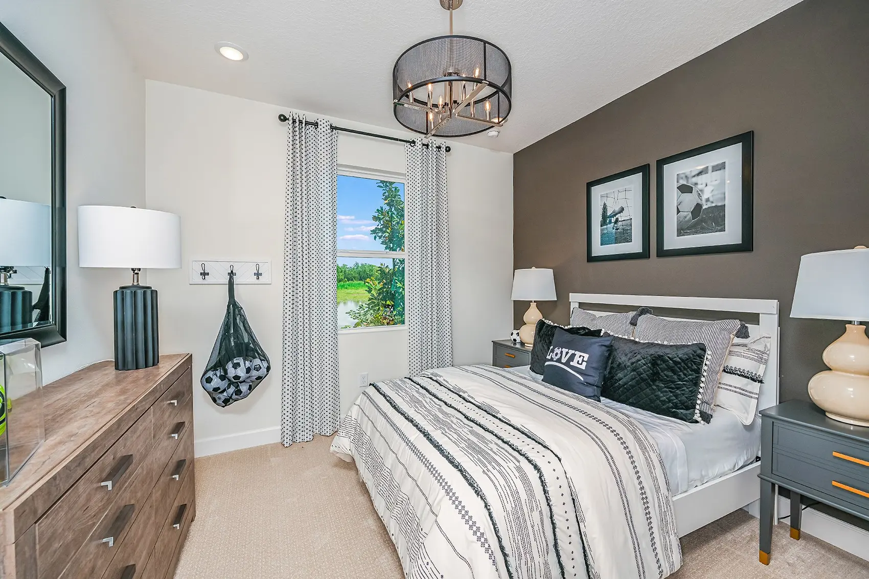 A 5 BEDROOM HOUSE FOR SALE  in Kissimmee, FL