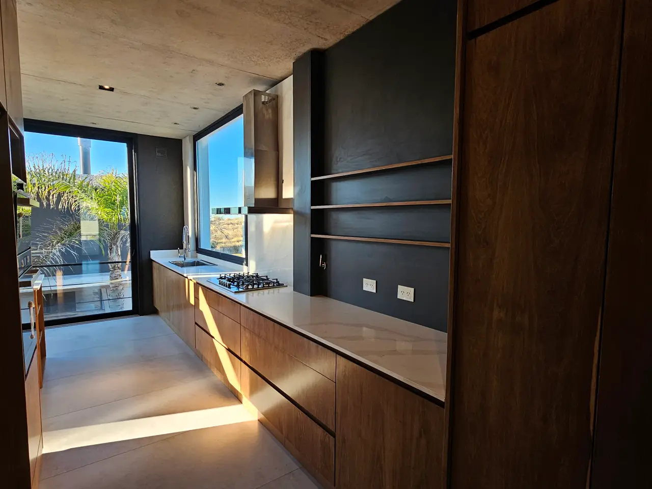 $1,590,000.00 Luxury 5-Bedroom Beachside Living for sell