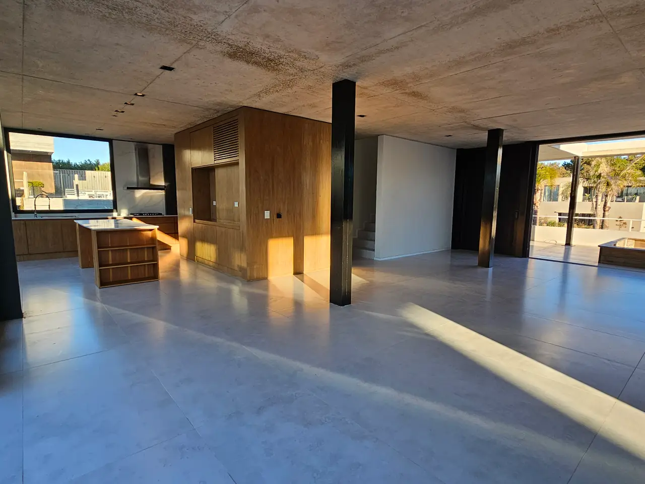 $1,590,000.00 Luxury 5-Bedroom Beachside Living for sell