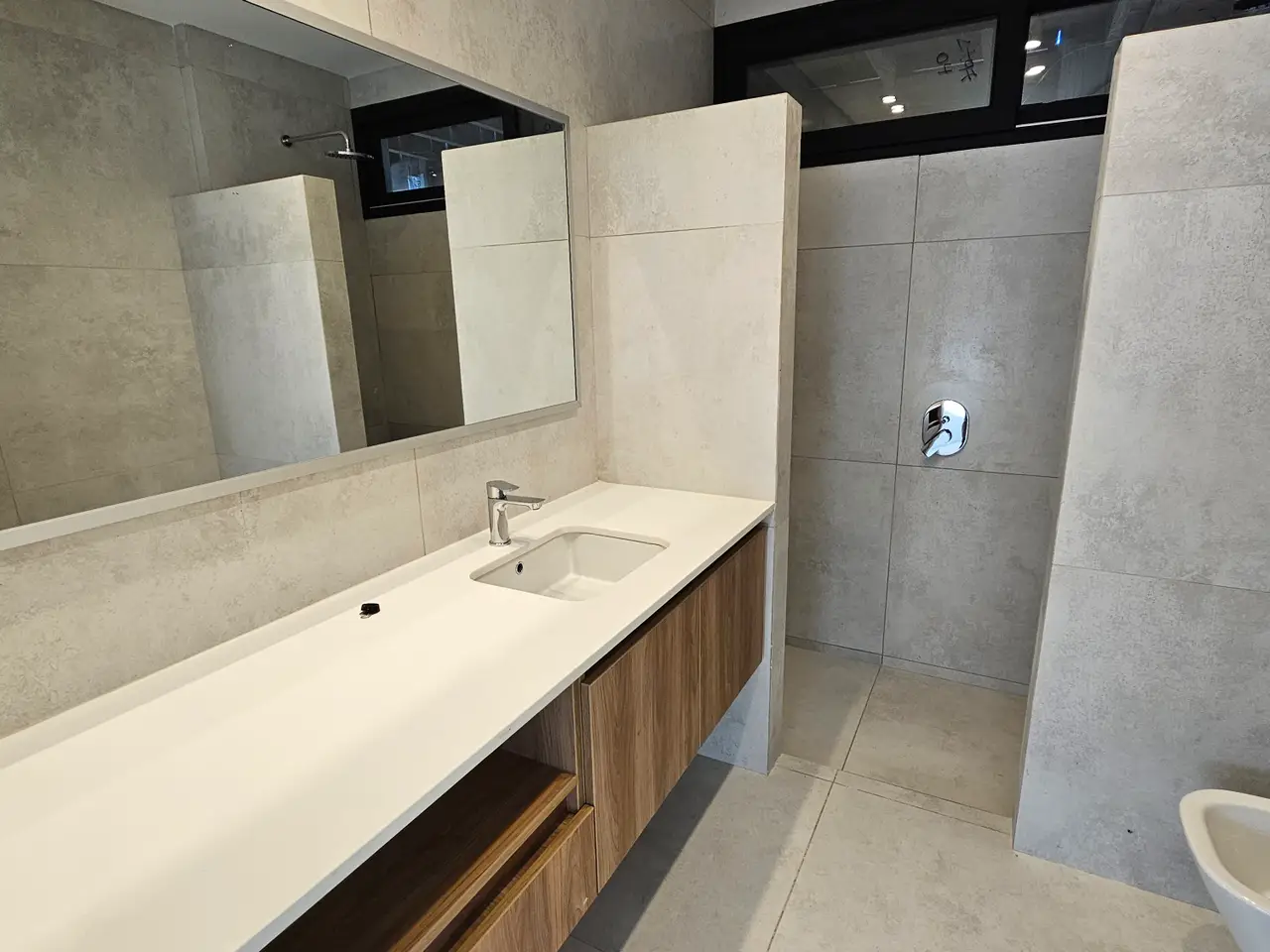 $1,590,000.00 Luxury 5-Bedroom Beachside Living for sell