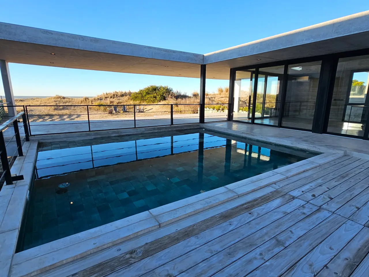 $1,590,000.00 Luxury 5-Bedroom Beachside Living for sell