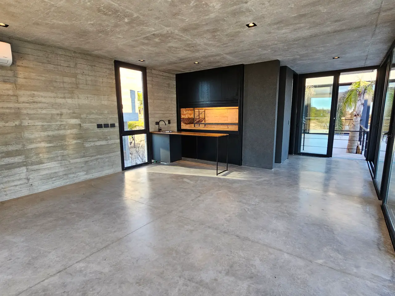 $1,590,000.00 Luxury 5-Bedroom Beachside Living for sell