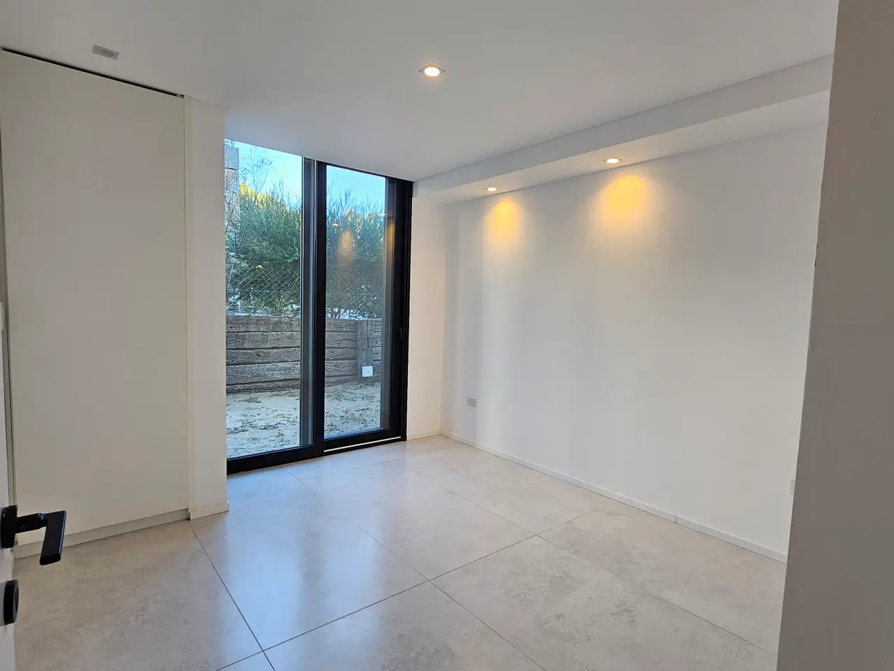 $1,590,000.00 Luxury 5-Bedroom Beachside Living for sell